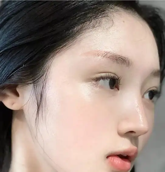 多数人脸上都有鸡皮,建议学学这样做,皮肤好到细腻发光