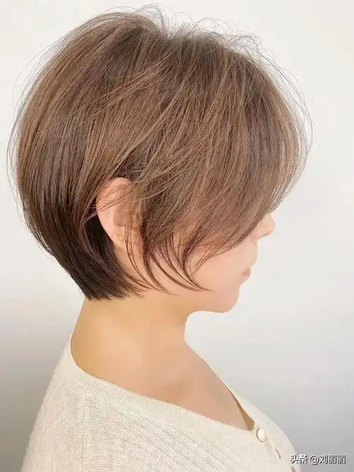 短发造型2022年最新款女图片减龄,最火短发减龄发型(15款最火短发送给
