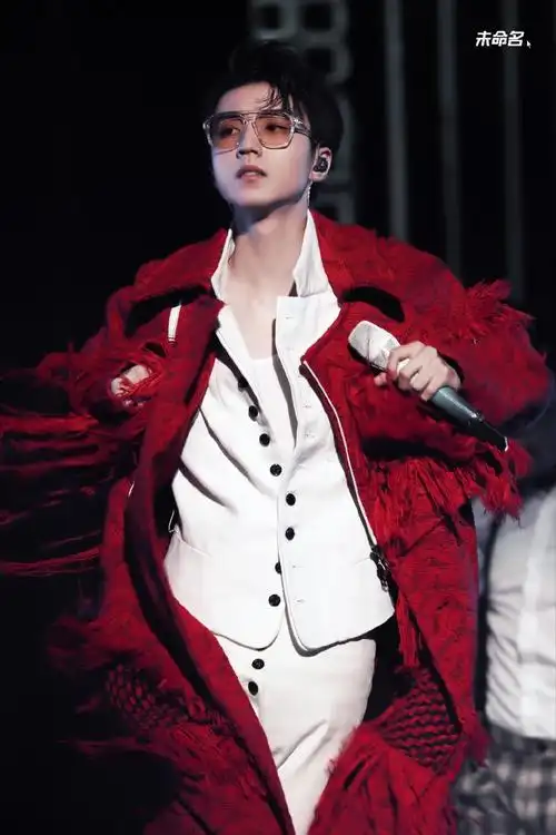 "富士山留不住欲落的樱花