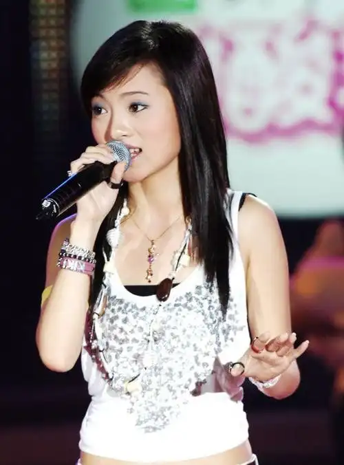 去年超女中凭借动感十足的演出及其感人至深的人生经历出位的胡灵,21