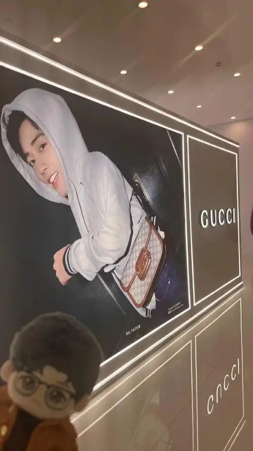 太帅了!笑容好喜人[锦鲤附体]!真是哪里都有肖战大地广,超强巨星效应!