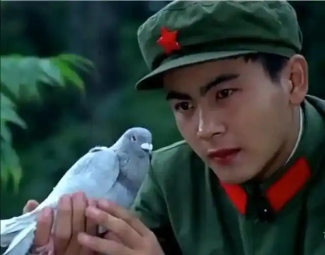 55岁洪剑涛近照帅气,白发染黑年轻20岁,网友:不愧是校草