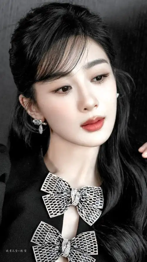 杨紫斜刘海黑框眼镜##杨紫黑色镂空蝴蝶结短裙