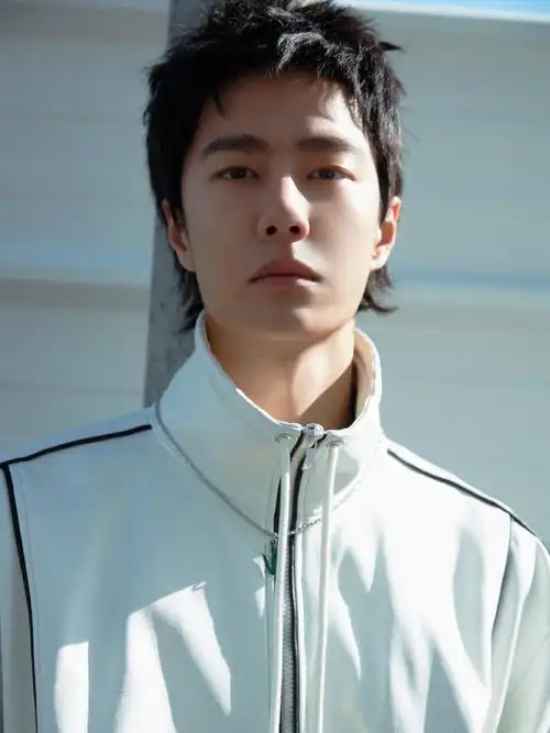 uniq-王一博身着纯白休闲套装,廓形设计前卫轻盈,利落线条经典简约