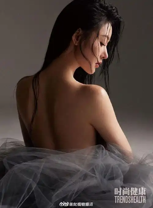 张天爱穿灰色纱裙秀香肩美背侧脸精致手臂纤细尽显好身材