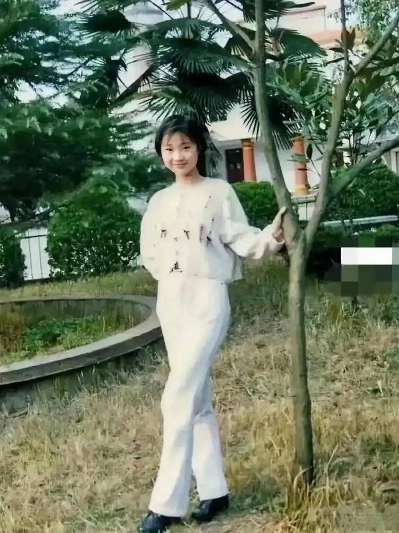 柳岩早期照片!她早年时还是一位在广州的护理学校学生.