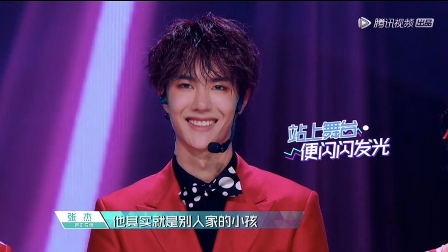 肖战王一博创造101合体被冷落耳返一人一只细节引人泪崩