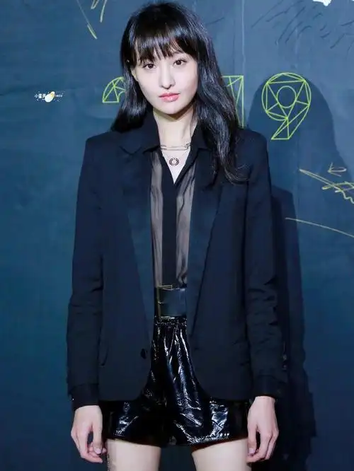 郑爽单身后穿衣太大胆西装内搭透视衫大秀漫画腿身材绝了