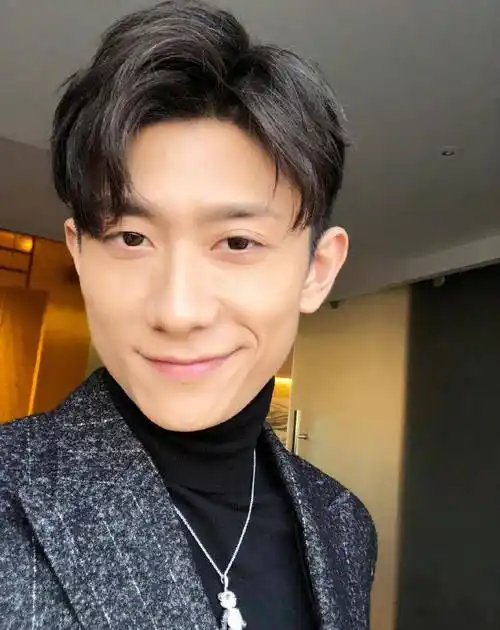 张一山因《鹿鼎记》以光头造型现身,号召粉丝p头发,结果很欢乐_韦小宝