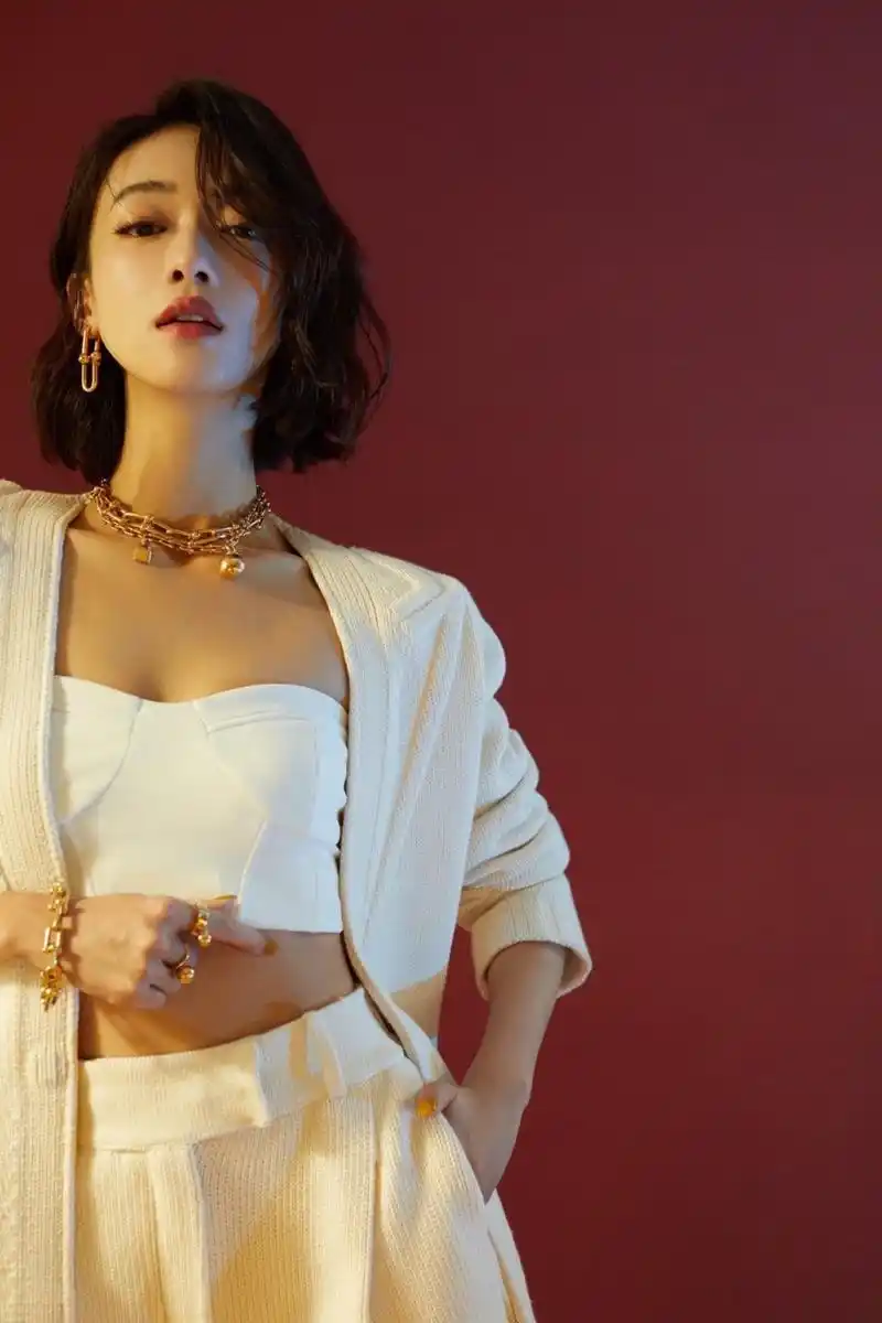 吴谨言又美到我了,一身月光白抹胸套装,全白西装演绎别样的温柔飒爽