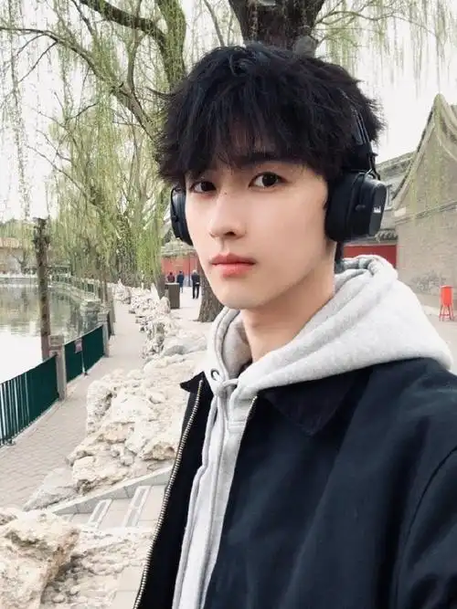 黄俊捷游客打卡照##黄俊捷少年感