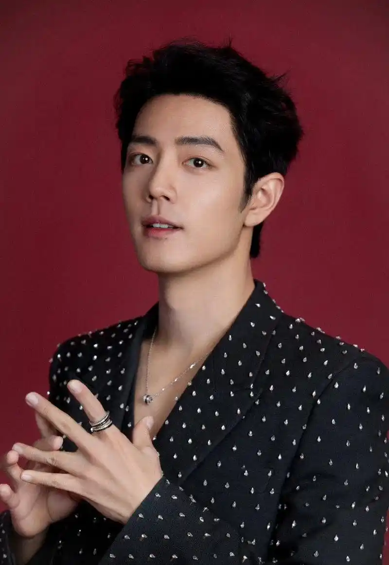 肖战深v闪钻黑色西装#肖战微博之夜出场图,真好闪的造型,这套太贵气