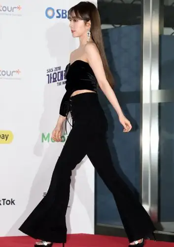 裴珠泫身穿黑色抹胸套装,展"冰美人"的气质,优雅又不失性感!