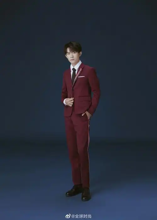 易烊千玺 红色西装# 易烊千玺参加央视《今天是你的生日》特别节目