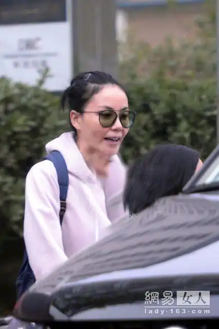 王菲绯闻后素颜现身皮肤干燥松弛显苍老