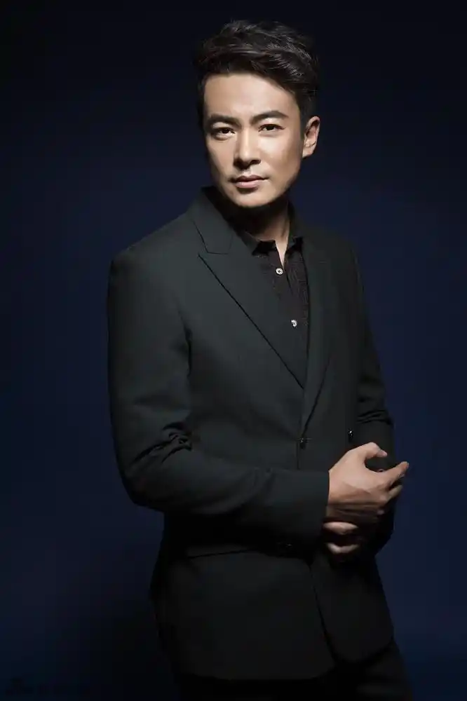 于波新写真养眼吸睛 一身西装也是给人沉稳与帅气