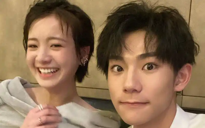 磊儿英子发布会真人糖(刘家祎李庚希)