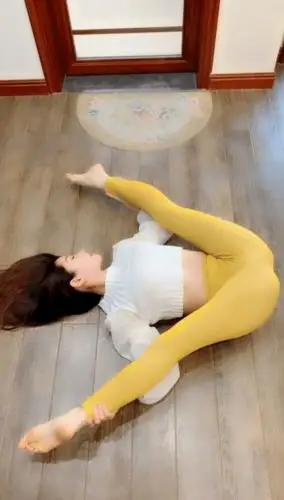 美女地板上练瑜伽瑜伽垫都不用吗