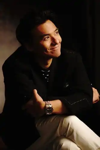 舒淇老公冯德伦登封面,西装配条纹衫帅气有型,45岁彰显熟男气质