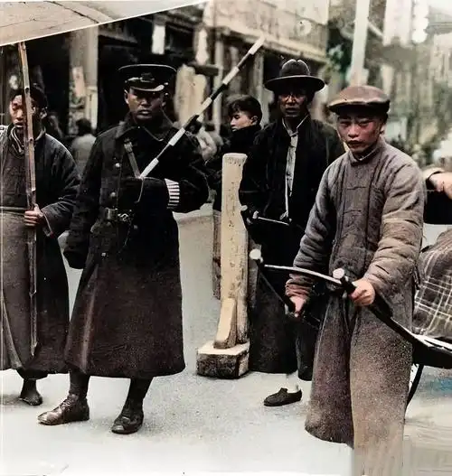 老照片1921年上海街头的警察清末时期在新疆拍摄的巡防营士兵