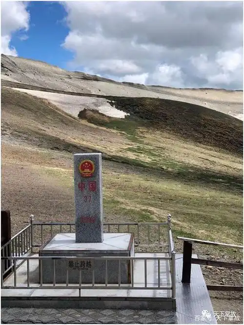 在山上的保卫人员催促之下,我们才依依不舍地漫步离开了长白山