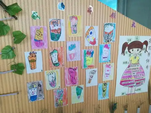 授田幼儿园灵鸭四班——《亲亲自然》主题:趣味脚丫画