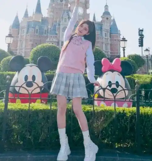 原创鞠婧祎穿学生制服游迪士尼青春靓丽像极了16岁少女