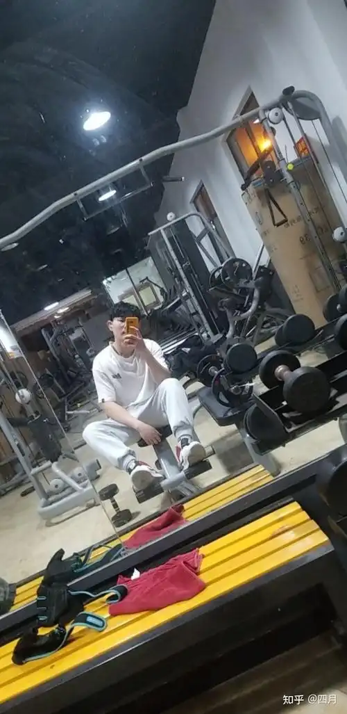 男生一米八五十六岁一百三十五斤胖吗