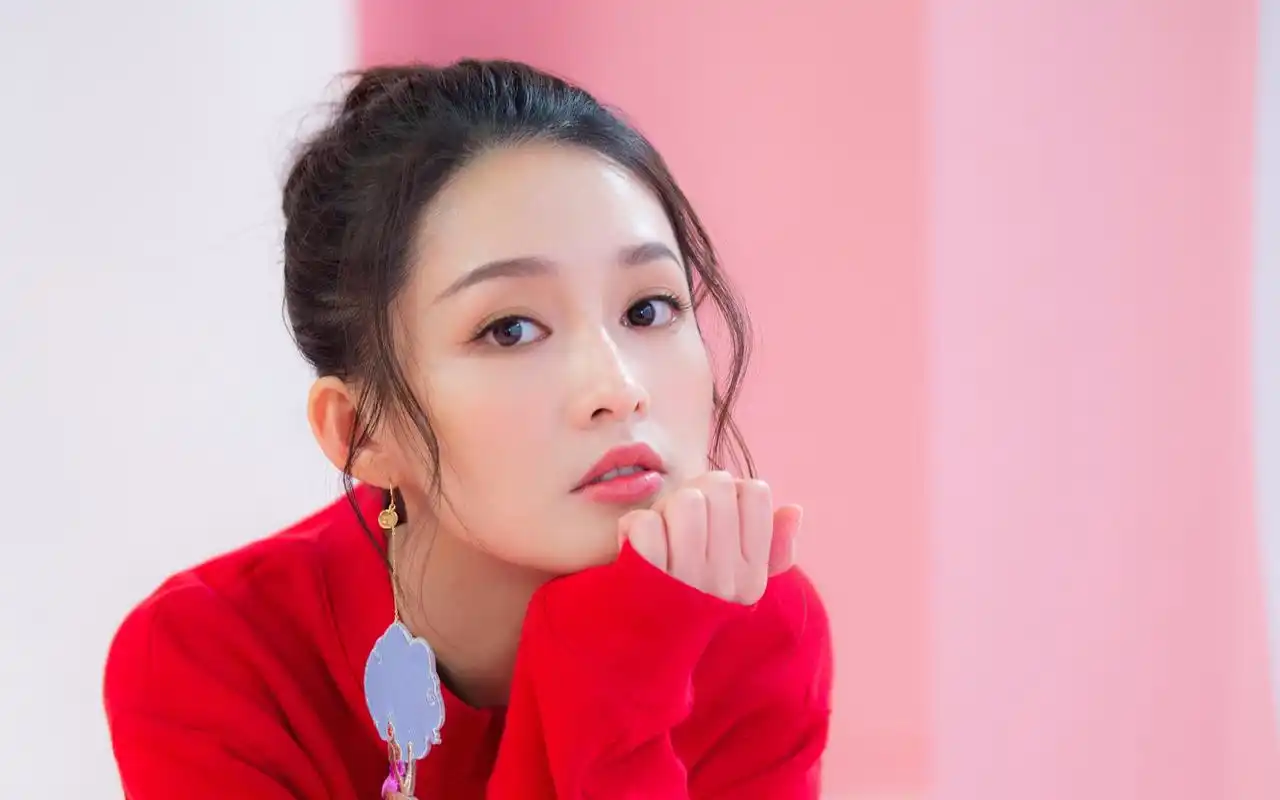 李沁甜美可爱写真高清桌面壁纸