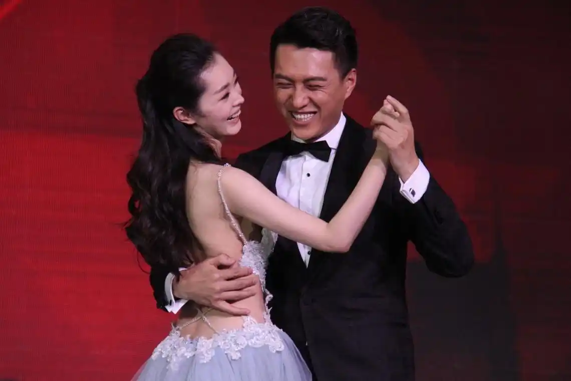 宋轶大胆尝试"肚兜"装亮相,靳东现场尴尬:双手应如何放?