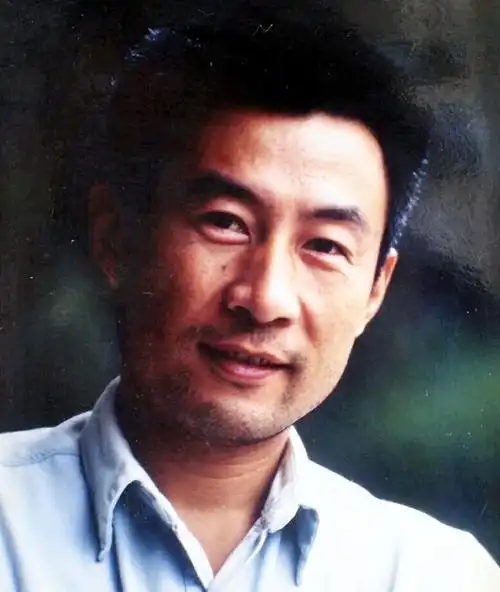 王建成的身材高大挺拔,身高达到了1.81米.