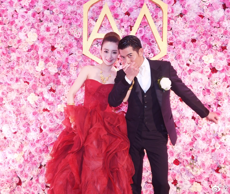 方媛晒与56岁郭富城婚礼旧照,一套婚纱一套敬酒服,男方表情抢镜