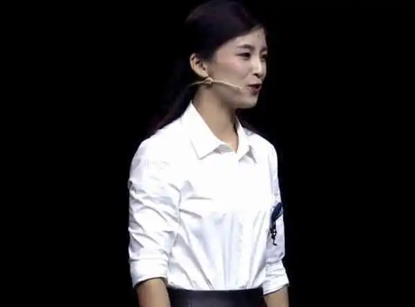 华为手机美女产品经理一段演讲红遍网络