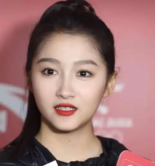 关晓彤化妆忘记涂脖子,无美颜下看见和脸的色差,少女感全无_手机搜狐