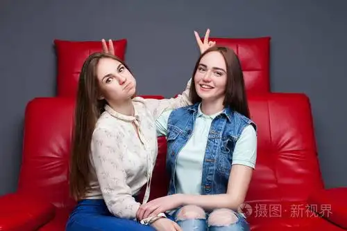 两个有吸引力的女朋友开心照片-正版商用图片0ybzlm-摄图新视界