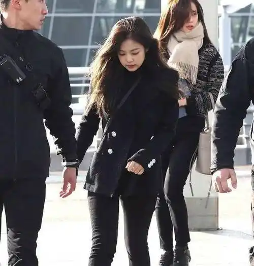 金钟仁女友金智妮穿3万8外套机场秀,一身黑太老气,这钱花的不值_身材