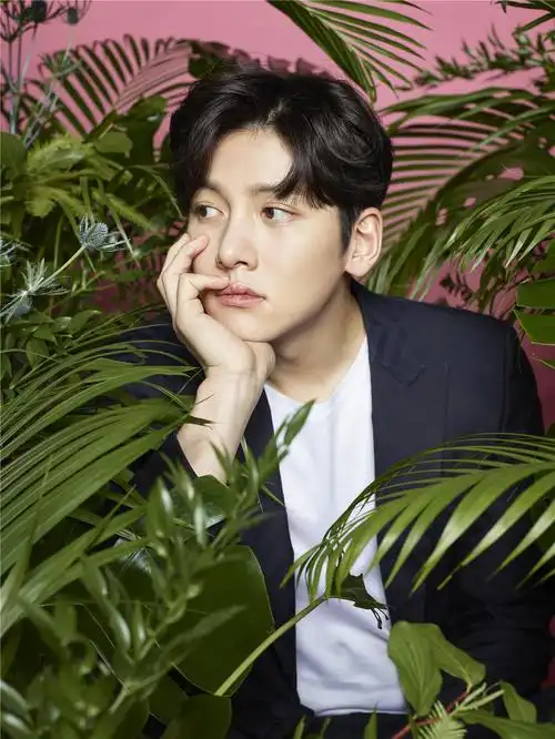 池昌旭时尚画报写真 气质独特动人暖心