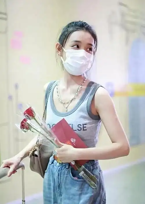 蒋依依现身机场背心牛仔裤穿搭倍显清新活力