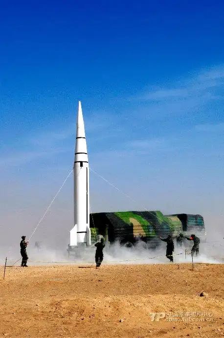 我二炮东风11充气伪装导弹曝光