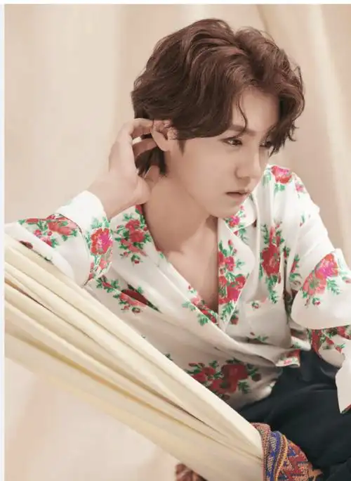 鹿晗近照曝光!瘦身成功变身偶像剧男主,蓝色针织衫尽显温柔气质