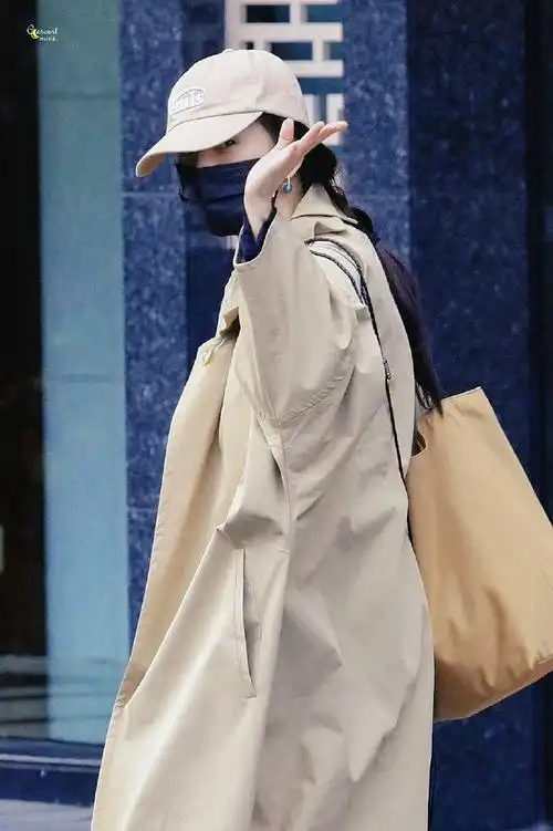 杨幂卡其色大衣#杨幂最新机场look,身穿卡其色大衣77流苏包,状态好