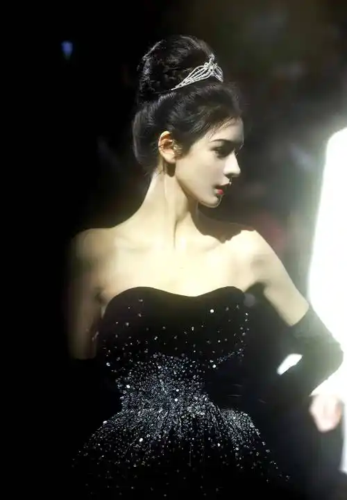 张予曦上海时装周登台走秀,穿黑色碎钻抹胸裙戴皇冠,优雅迷人!