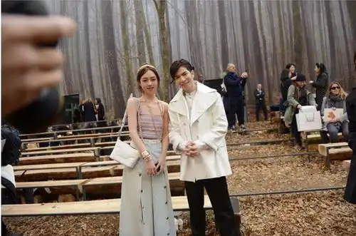 时尚博主lin张林超亮相巴黎时装周 甜美风格亲切自然