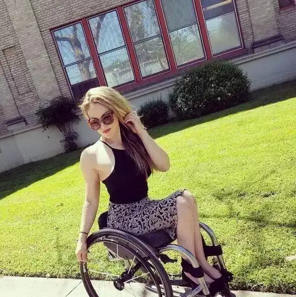 虽然不用截肢当时她腿部肱骨完全粉碎性骨折她醒来已经是3个星期后了