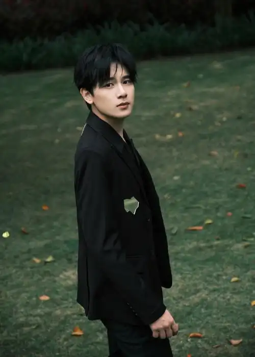 胡先煦超话似植物一般的生命力,隐藏在黑色西装之下,却被小小镜面窥见