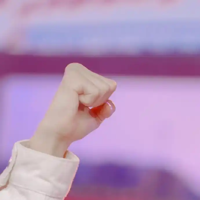 今日份来自王俊凯的小手手合集,又白又嫩的就像猫爪好想牵一牵