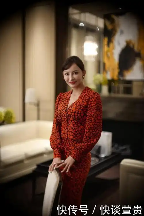 魏骏杰太太张利华近况,独自出外购物,面容浮肿变化巨大