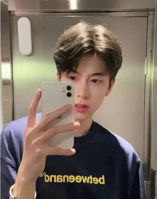 非常适合学生的一款头发,不长,也容易打理,发型也是十分的显年轻帅气