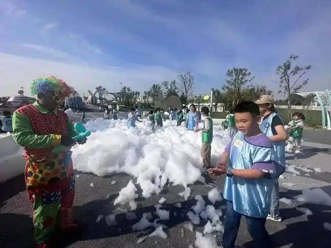 景点随处可见成群结队的游客在衡水湖旅游景区文旅优质大餐继续上演