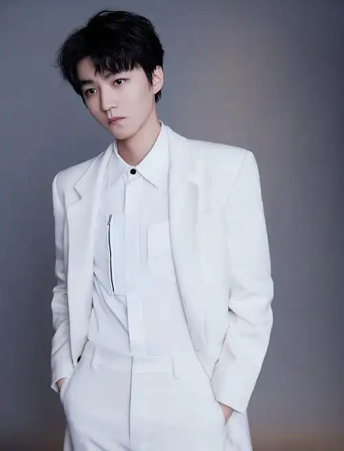 王俊凯白色西装风衣清俊帅气.王俊凯眉眼帅气.王俊凯少年感十足.